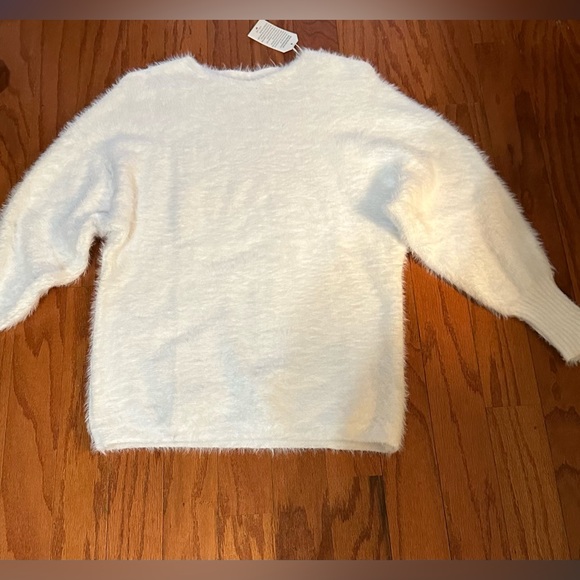 NWT White Fuzzy Sweater size Small - Picture 5 of 6